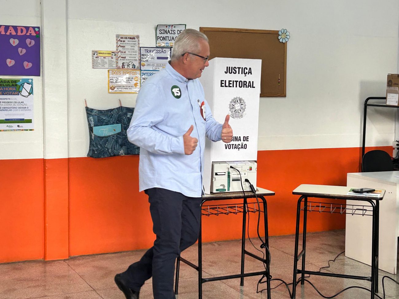 Candidato votou por volta das 8h30 na zona Norte da cidade - Isabela Corrêa/NDTV