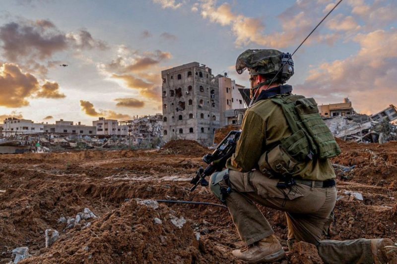 Soldado do exército de Israel em meio a destroços em Gaza