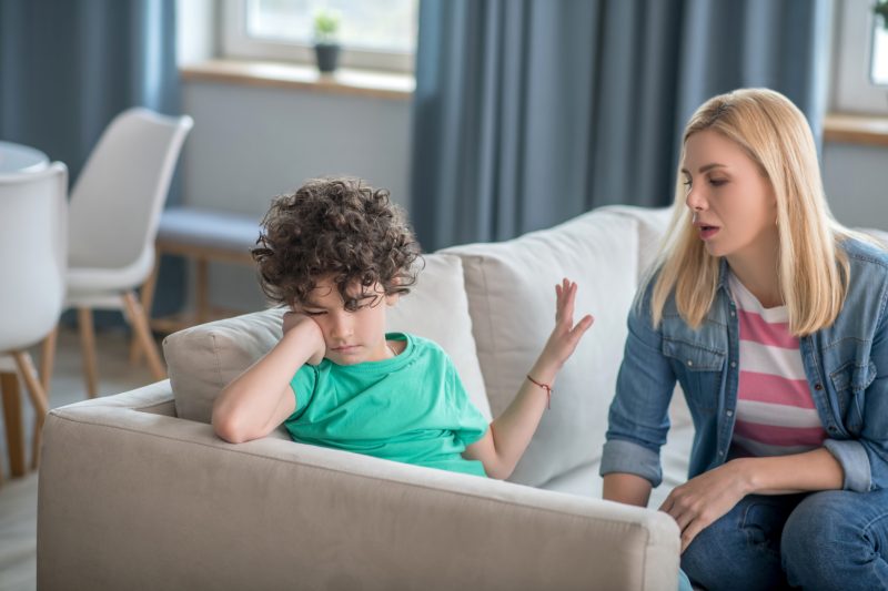 Menino dizendo não para a sua mãe (cortar hábitos faz parte do processo)