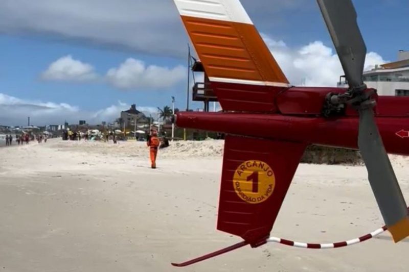 Helicóptero Arcanjo do CBMSC na praia dos Ingleses