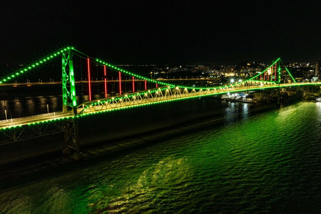 Ponte Hercílio Luz passou por teste de iluminação cênica na noite de terça-feira - Reprodução/GOVSC/ND