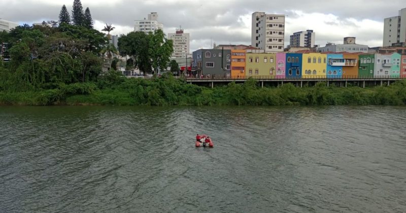 Bombeiros em um bote no Rio Tubarão