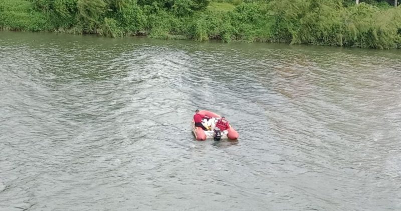 Bombeiros em um bote no Rio Tubarão