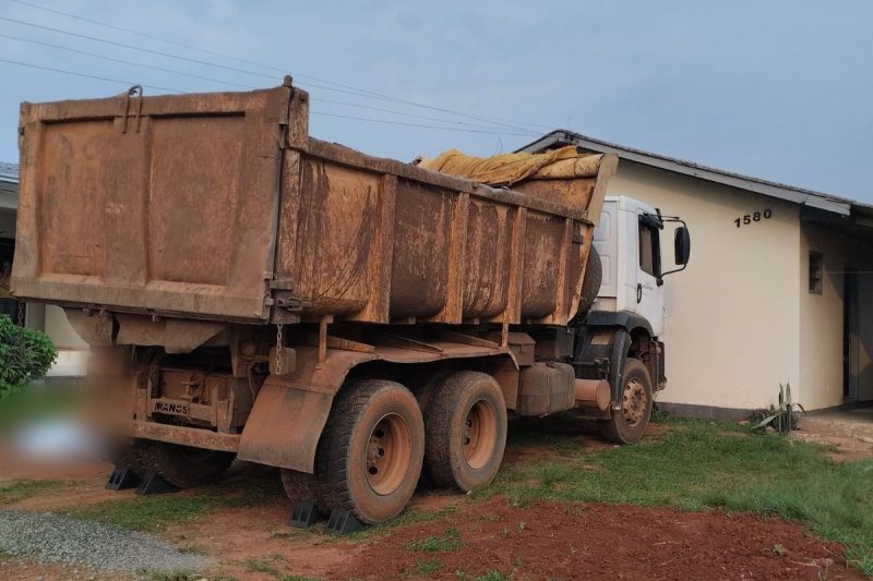 homem morto atropelado ao lado do caminhão 