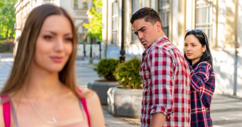 Homem torcendo o pescoço para olhar pra mulher bonita