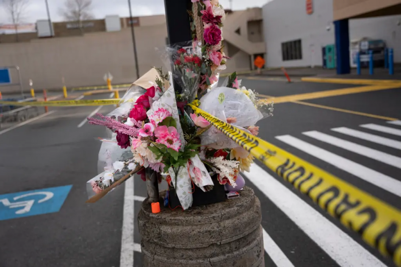 Flores em homenagem à funcionária que morreu no Walmart