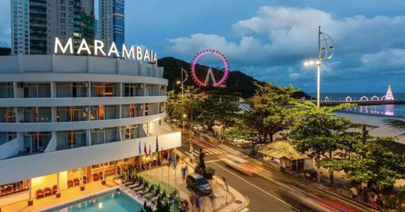 Fachada do Hotel Marambaia, com a famosa roda gigante ao fundo, em Balneário Camboriú