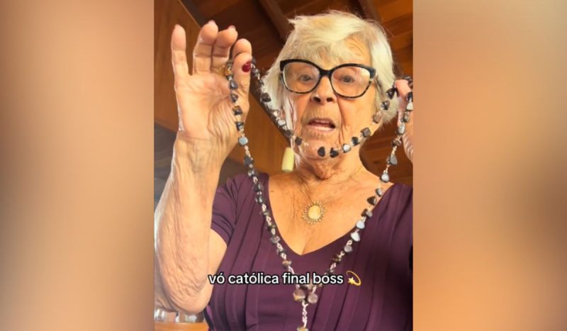 Vanda Martins, de 90 anos, idosa que viralizou por rosário de pedras na vesícula - idosa, de pele branca, com cabelos grisalhos mostrando rosário nas mãos