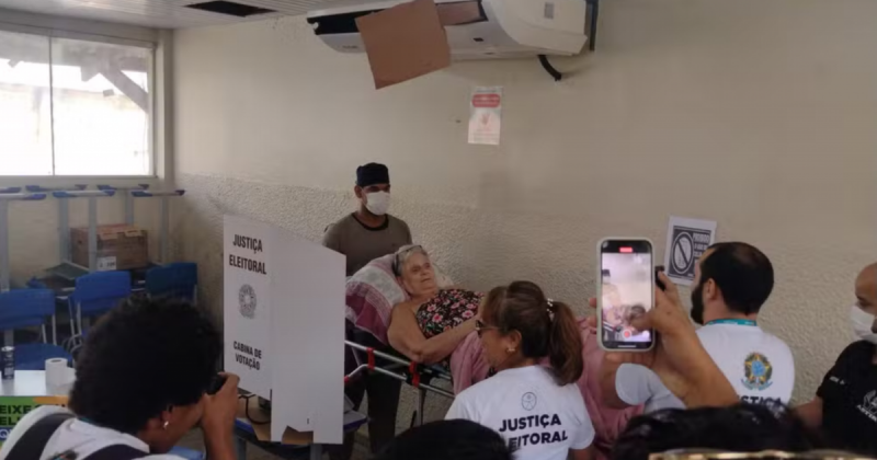 Idosa foi votar com maca em Rondônia