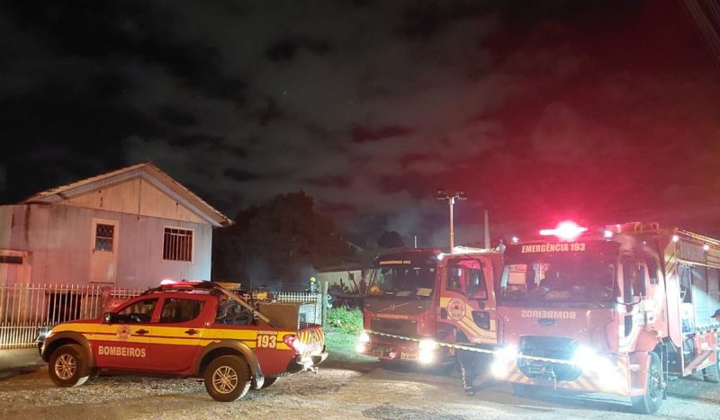 Vítima foi localizada próxima à janela de residência, consumida por incêndio em Lages, na Serra