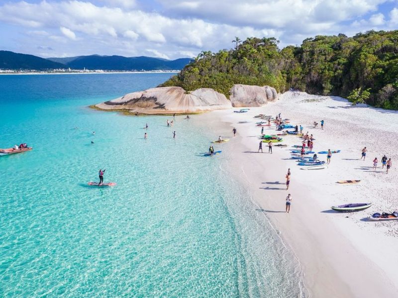 Ilha do Campeche é uma das regiões mais bonitas de Florianópolis e atrai turistas o ano todo atrativo