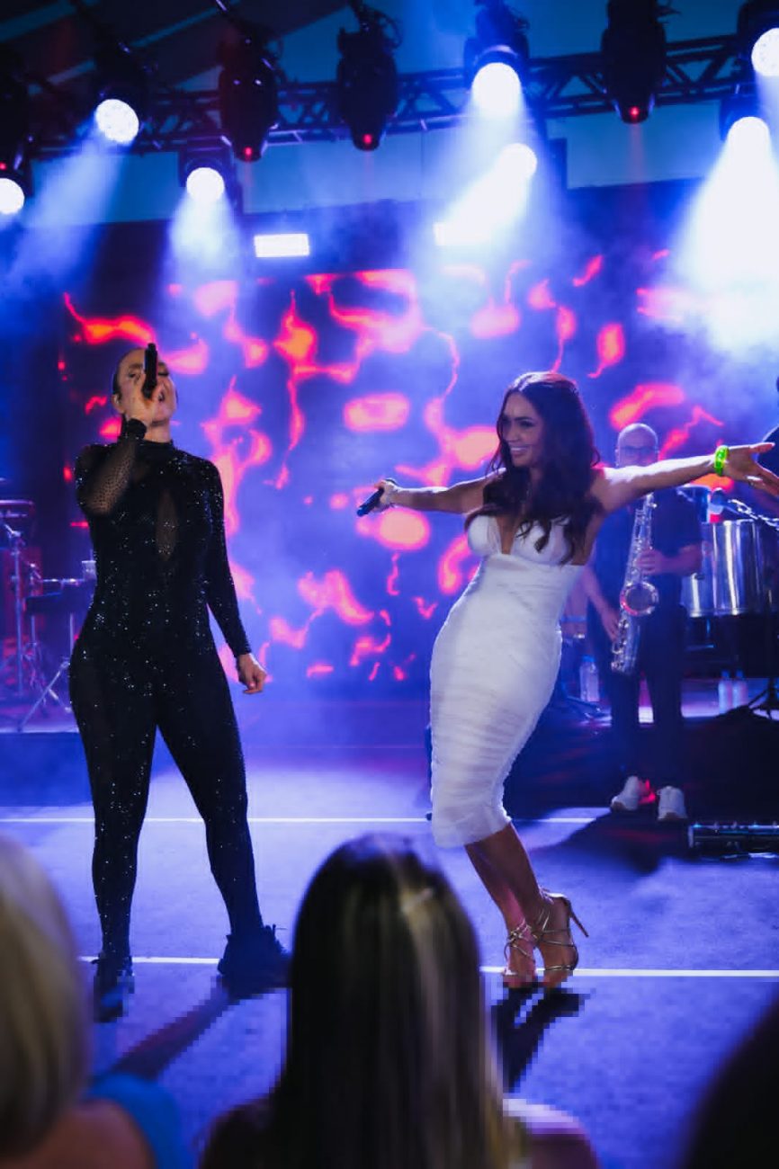 Karinah e Ivete Sangalo cantaram a música 