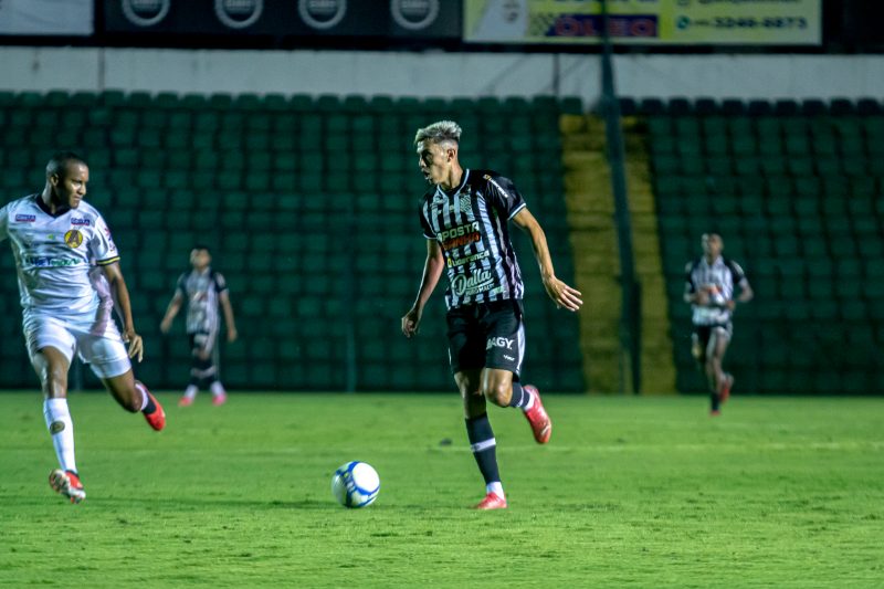 Renan Bernabé em ação pelo Figueirense 