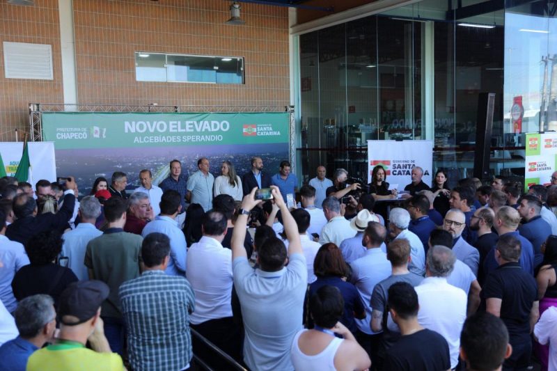 evento de inauguração do elevado da bandeira lotado de gente