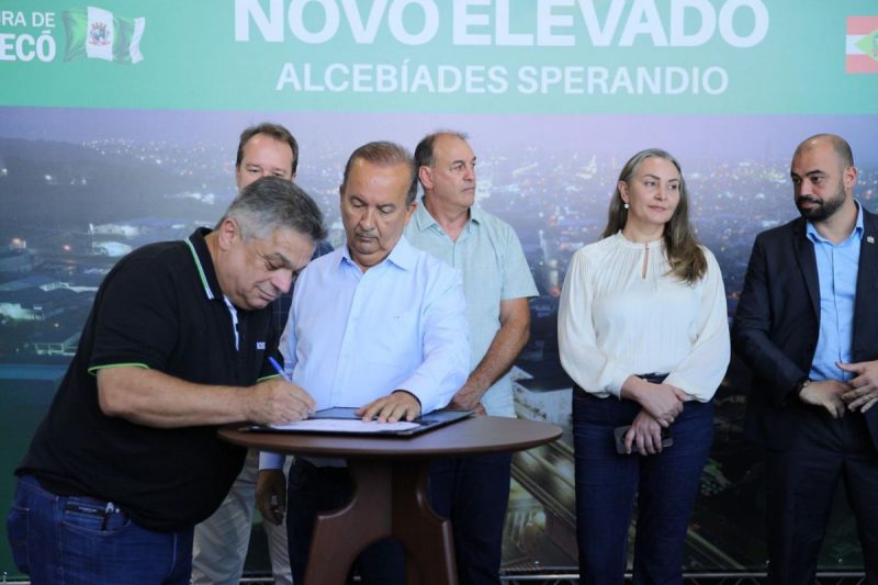 prefeito João Rodrigues e governador Jorginho Mello assinando novos investimentos de melhorias 