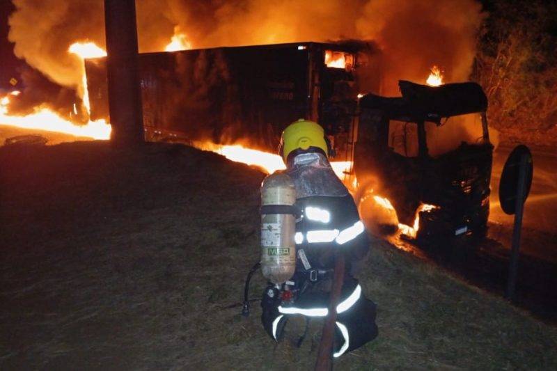 Incêndio destrói caminhão carregado de carne congelada