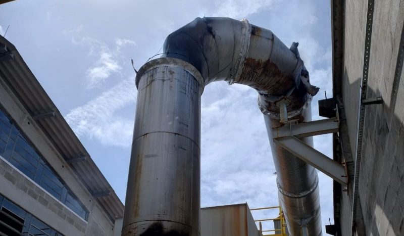 Incêndio ficou focado na tubulação da fábrica, foto mostra tubulação com partes pretas