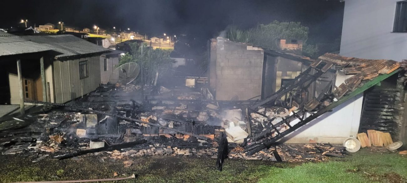 Dono da casa, homem de 55 anos, morreu em incêndio - Divulgação/Corpo de Bombeiros/ND