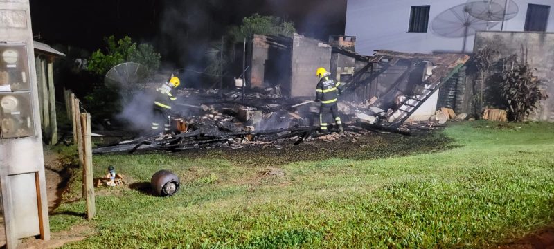 Militares fazendo rescaldo em incêndio