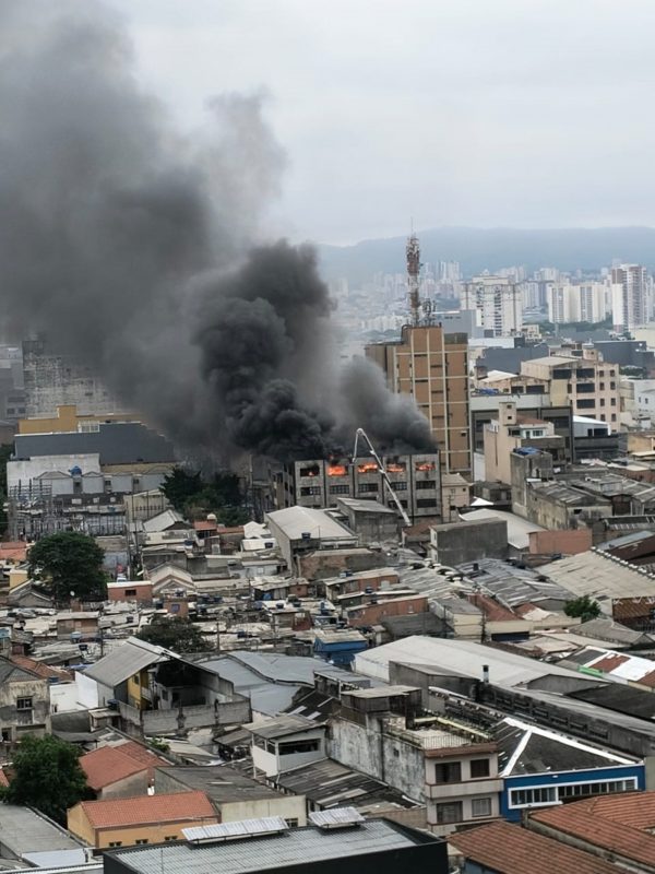 Incêndio atinge shopping na região do Brás em São Paulo