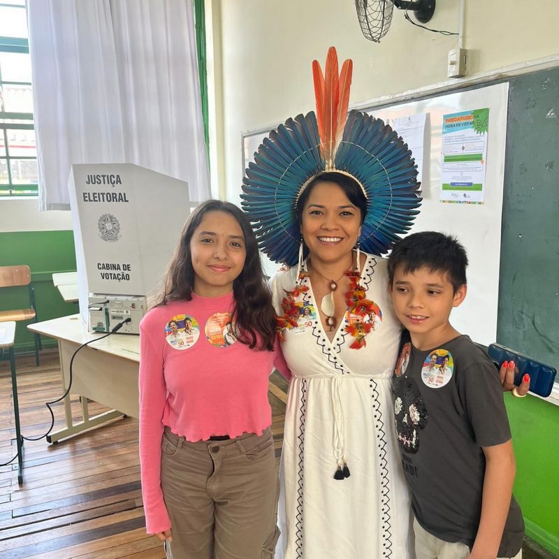 Ingrid Sateré-Mawé com os filhos