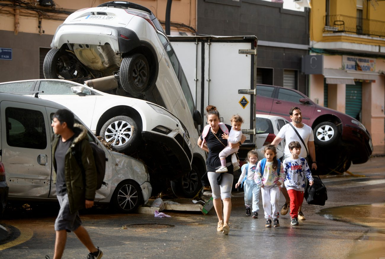 Carros foram empilhados com a força das enxurradas - AFP/ND