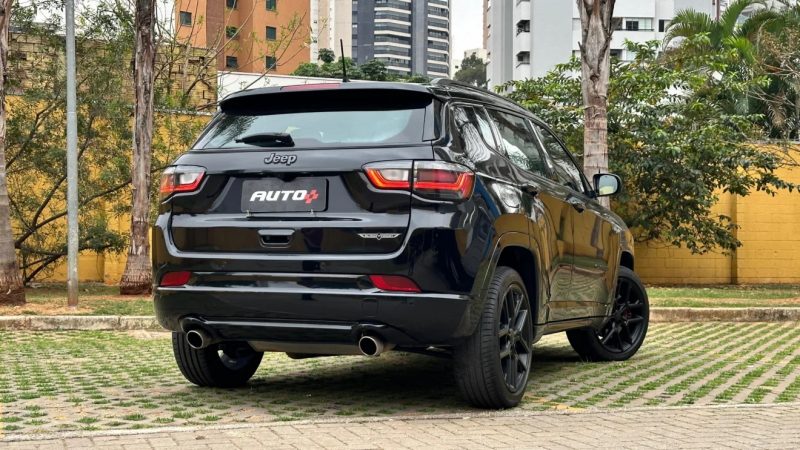 Jeep Compass na cor preta e placa do Auto+