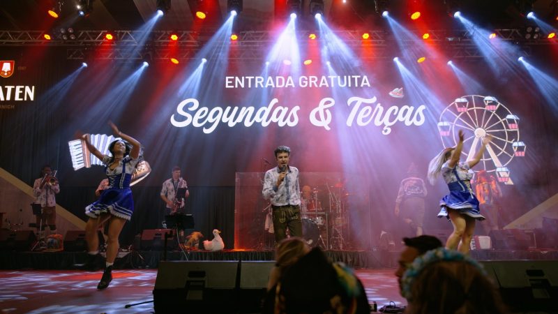 Banda cavalinho apresentado e palco na Oktoberfest Blumenau