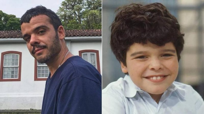 João Rebello, ex-ator mirim da Globo - fotomontagem mostra à esquerda homem branco de cabelos e barba curta na cor preta, Ele posa de perfil usando camiseta azul-marinho em frente à casa branca com janelas vermelhas. À direita, um menino de pele branca sorri, ele usa camisa social azul claro, tem cabelos volumosos na cor castanho escuro 