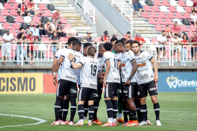 Jogadores do Figueirense durante jogo contra o JEC pela Copa SC