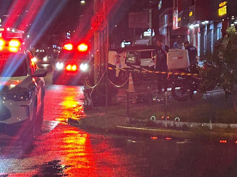 Jovem morre baleado em frente a conveniência 