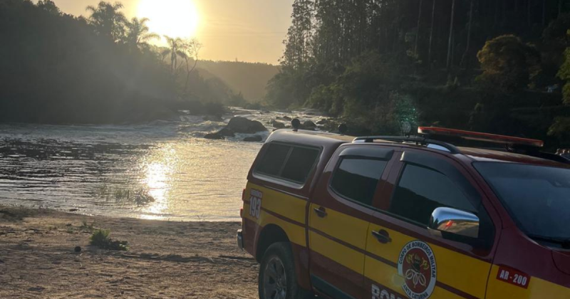 Viatura dos bombeiros durante resgate ao jovem