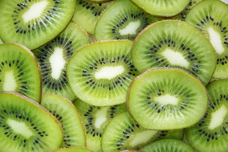 Várias rodelas de kiwi cortadas 