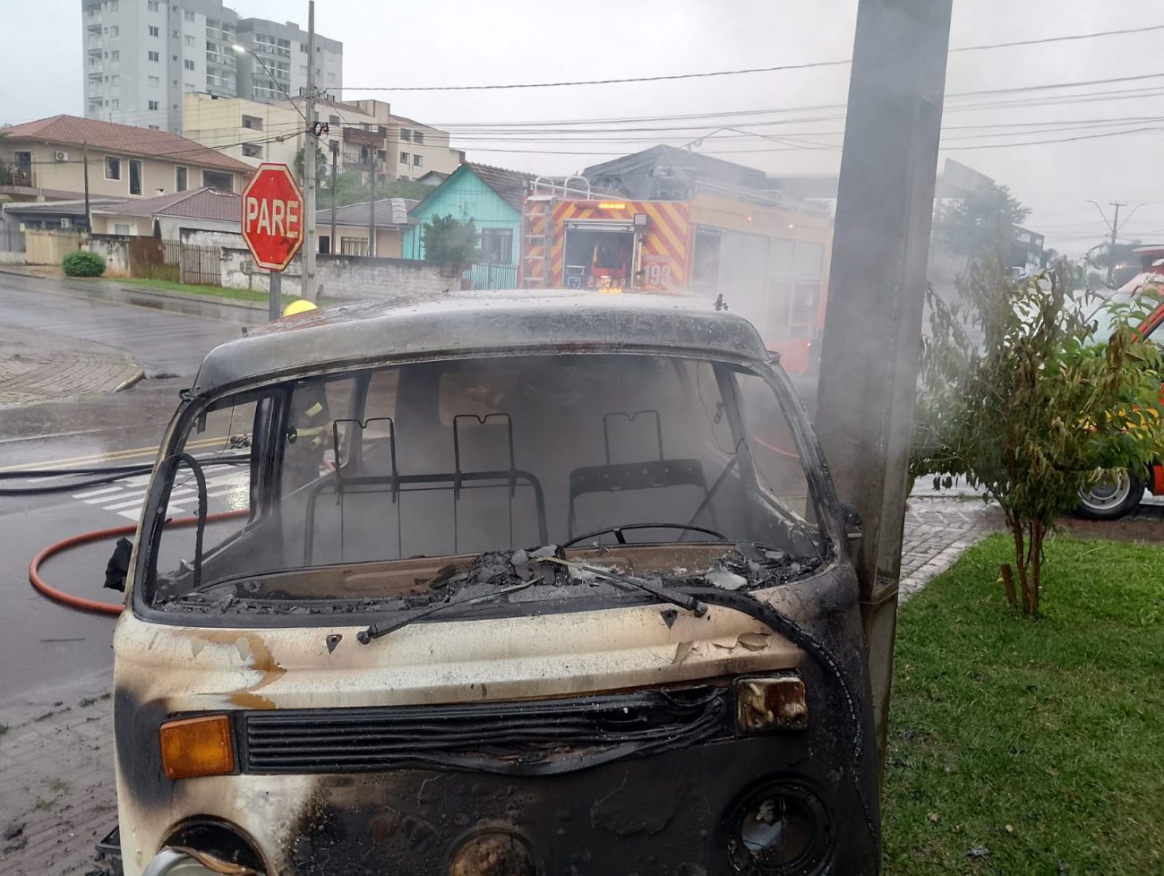 Foram necessários 400 litros de água para extinguir as chamas da kombi fantasma - CBMSC/Reprodução/ND