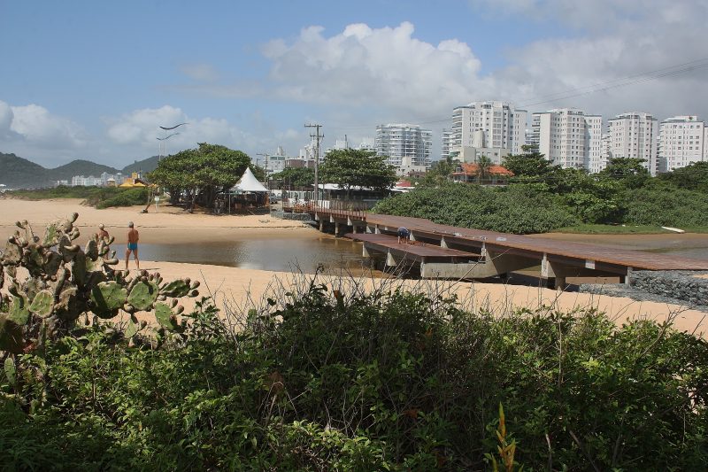 Foto mostra passarela na Lagoa do Cassino, onde será parque