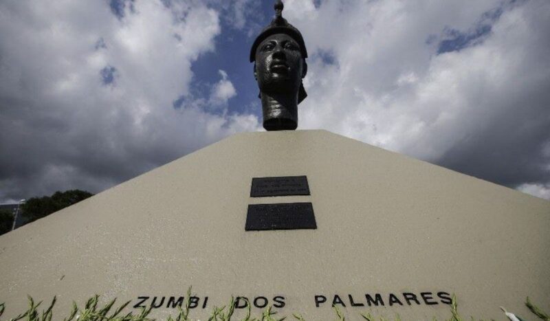 Imagem do monumento à Zumbi dos Palmares, com o busto do líder revolucionário 