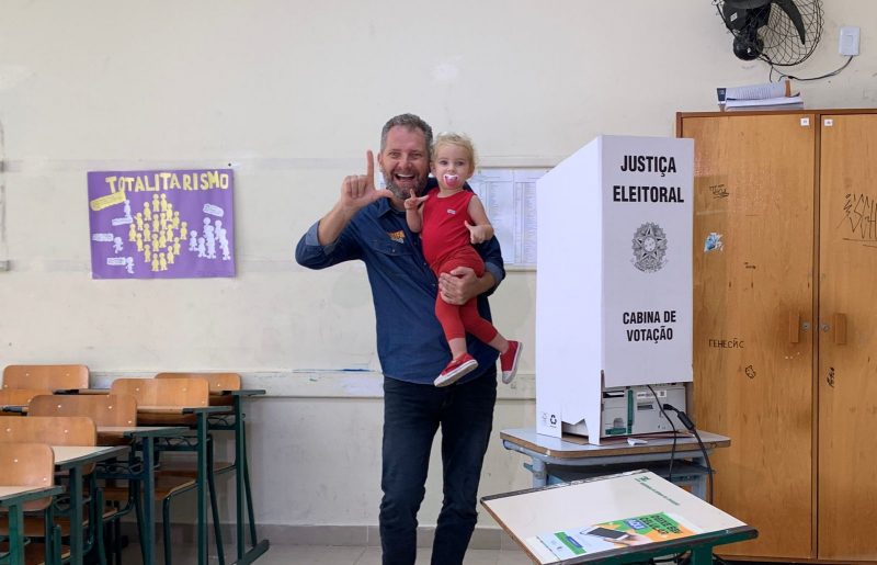 Lela votou na manhã deste domingo (6) acompanhado da filha