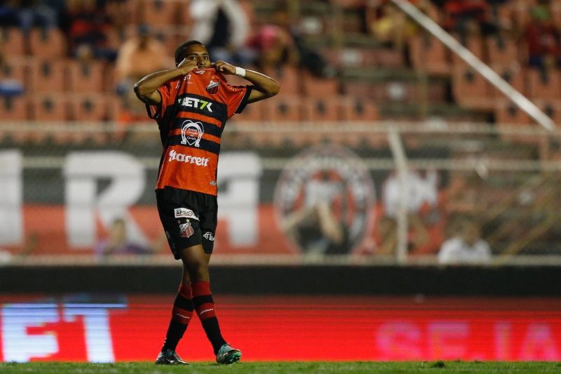 Leozinho tentou uma lambreta na partida contra o Ituano e tomou amarelo, Neymar se solidarizou