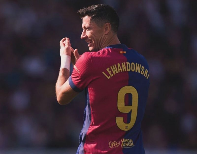 Lewandowski com a camisa do Barcelona