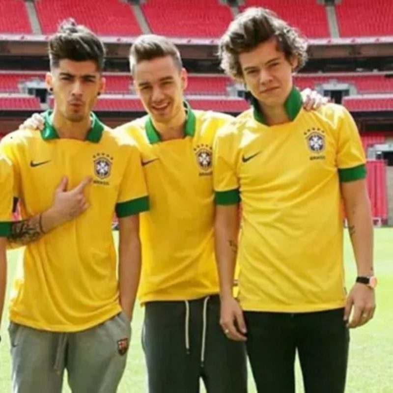 Liam Payne, que está centralizado na foto, veio ao Brasil, em 2014, e chegou a posar com camisa da seleção brasileira