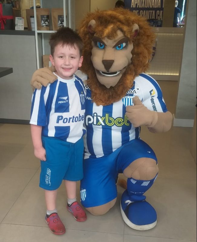 Lion posa para foto com o leão, mascote do Avaí &#8211; Foto: Arquivo pessoal/ND