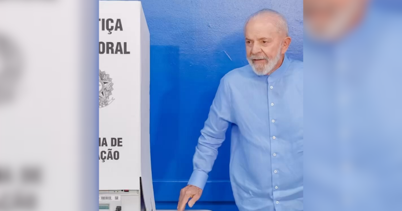 Imagem de Lula votando ao lado de urna