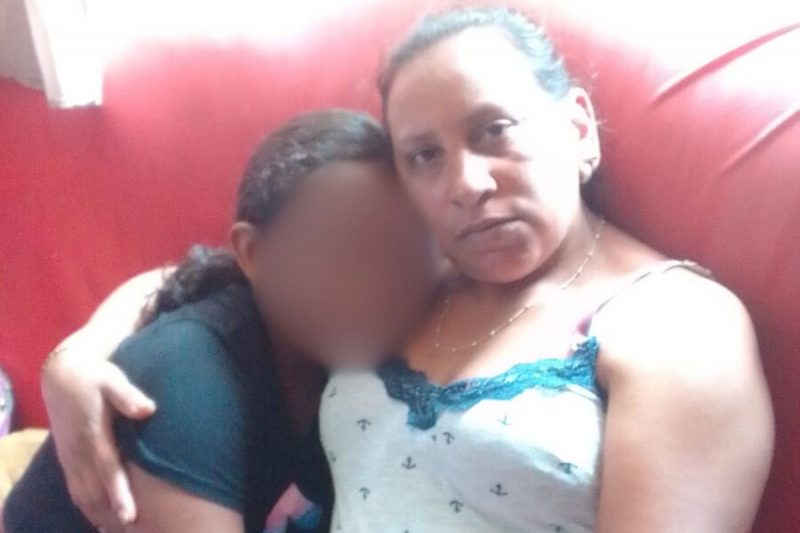 Josiane e a filha de 10 anos, vítima de racismo na escola