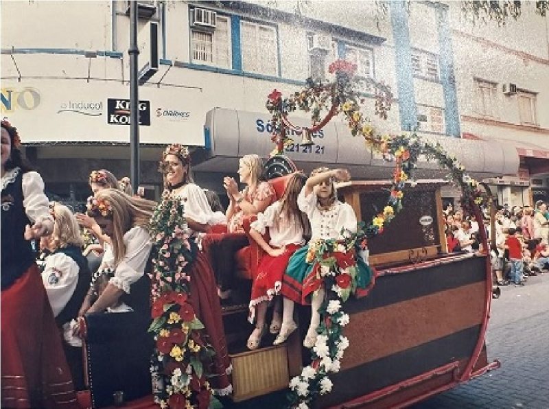 Marlisa sentada em trono de carro alegórico momentos antes de entrar em trabalho de parto
