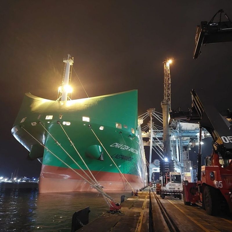 Foto mostra maior navio que já atracou no porto de Itajaí na noite deste sábado (26)