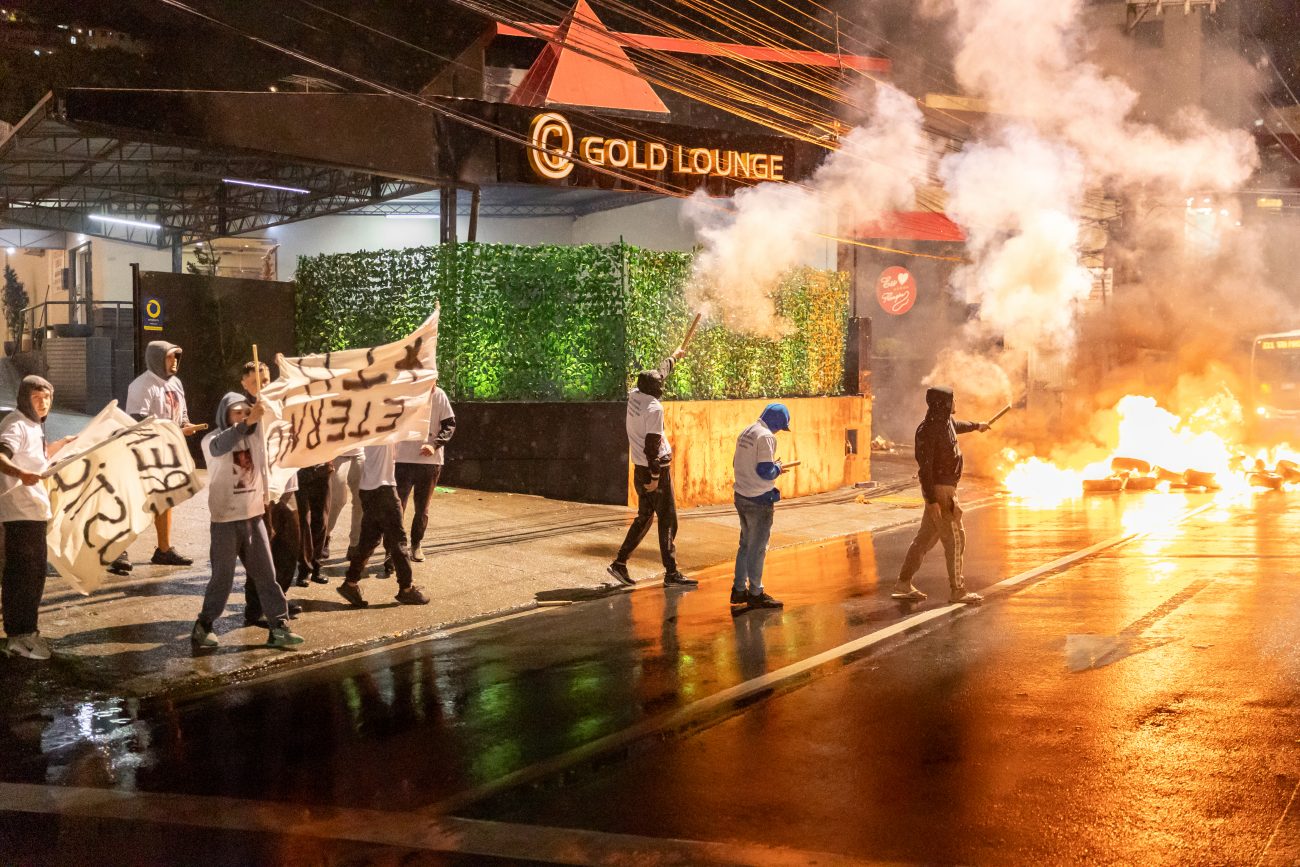 Manifestantes usaram fogo para protestar contra a morte de Thiago - Germano Rorato/ND