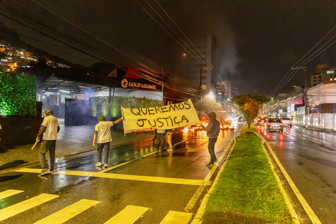 Manifestantes usaram fogo para protestar contra a morte de Thiago - Germano Rorato/ND