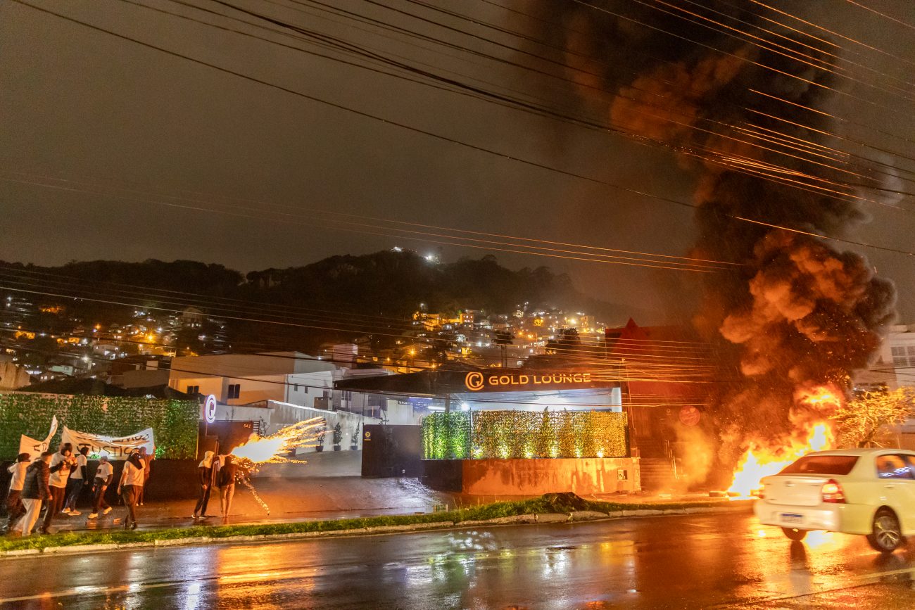 Manifestantes usaram fogo para protestar contra a morte de Thiago - Germano Rorato/ND