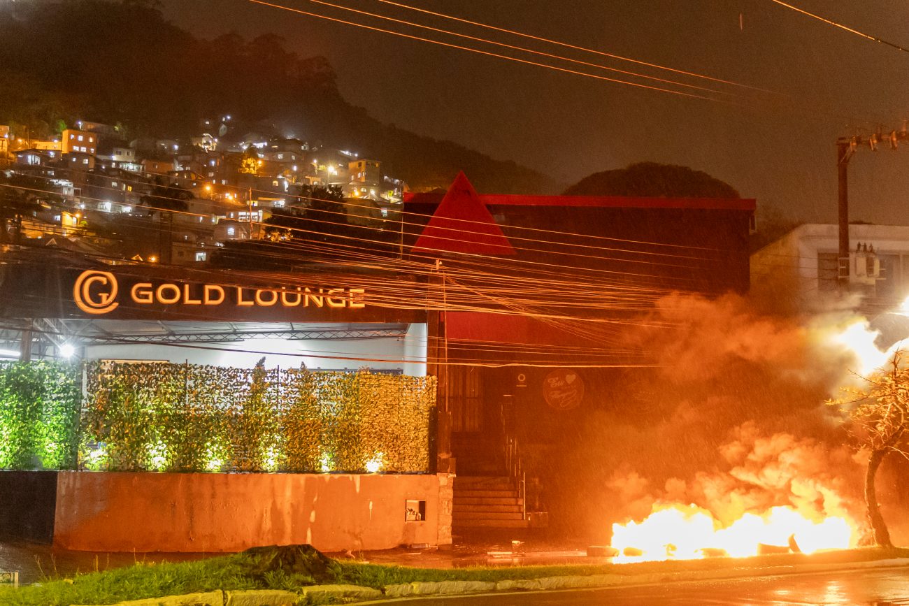 Manifestantes usaram fogo para protestar contra a morte de Thiago - Germano Rorato/ND