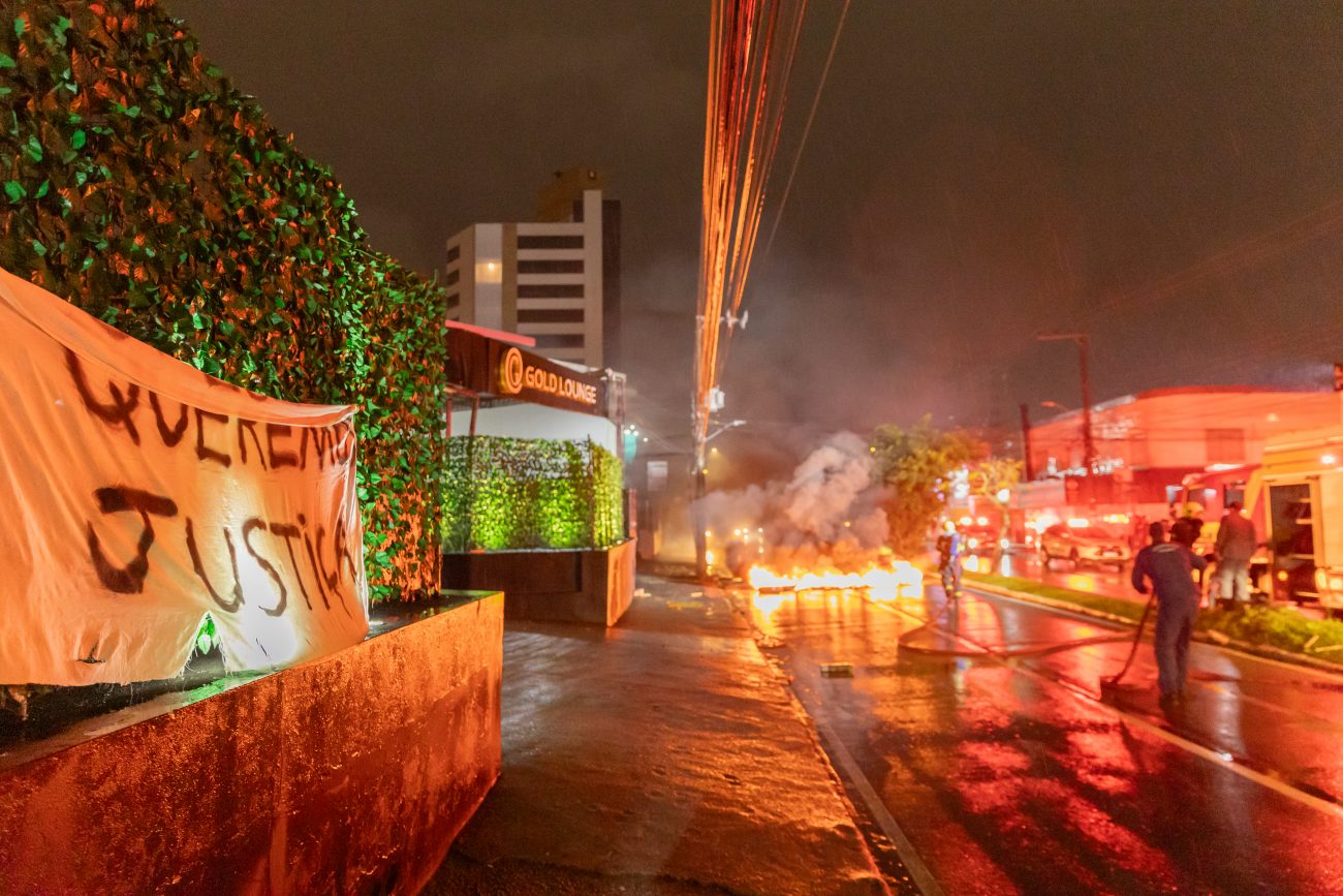 Manifestantes usaram fogo para protestar contra a morte de Thiago - Germano Rorato/ND